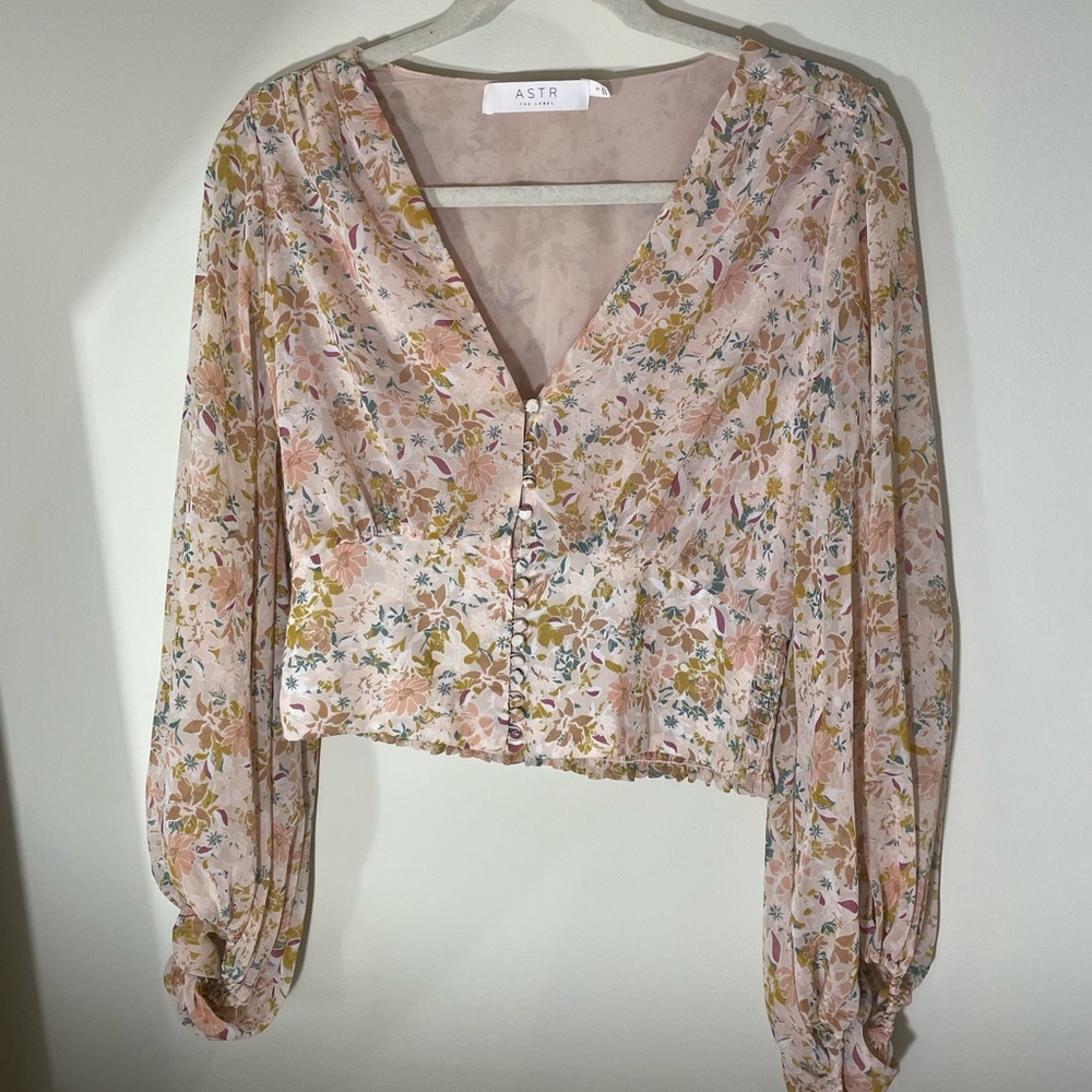 ASTR the Label Volume Sleeve Floral V Neck Corset going out top